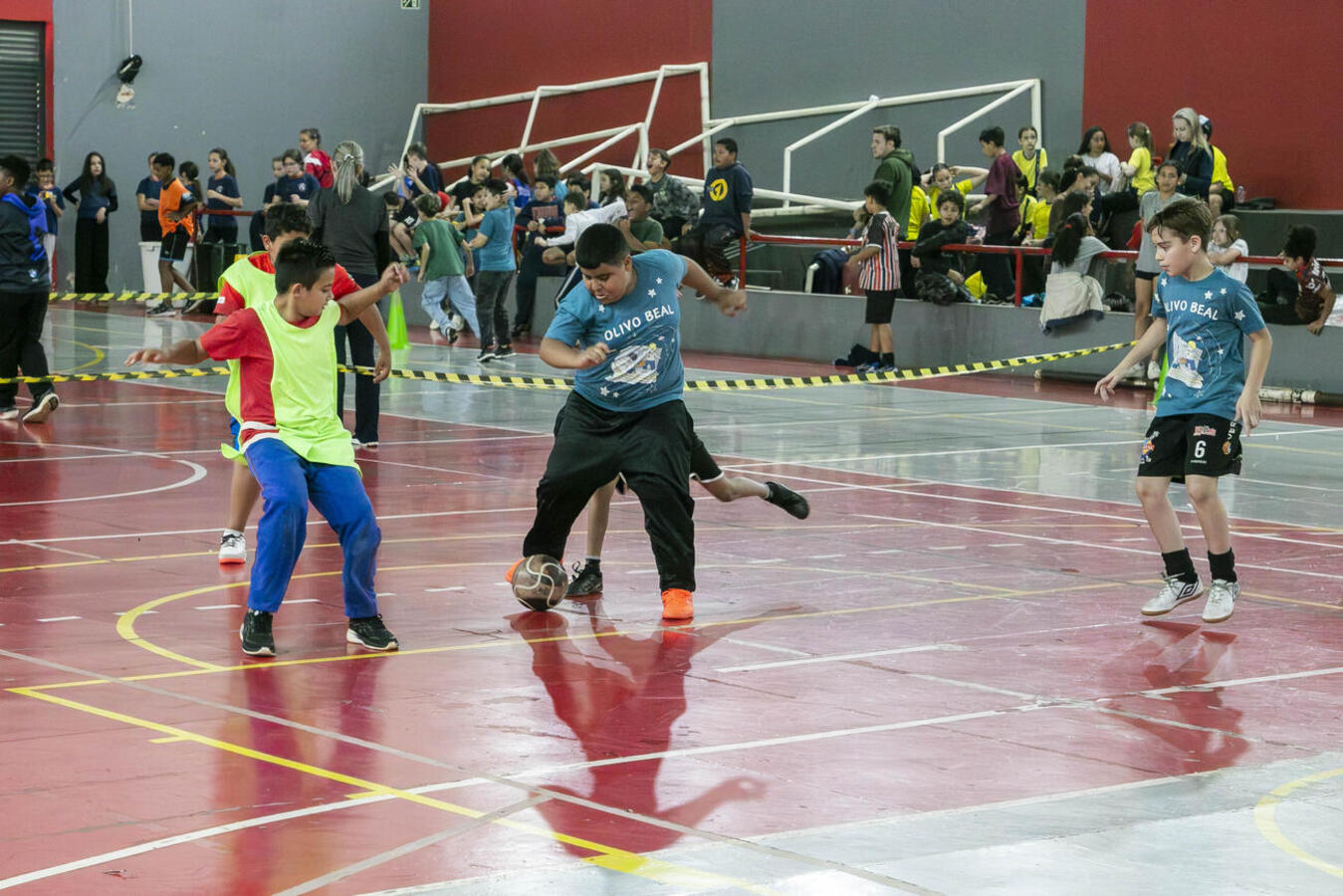 Festival esportivo reúne estudantes dos 5º anos de 36 escolas municipais em modalidades coletivas na Unipar