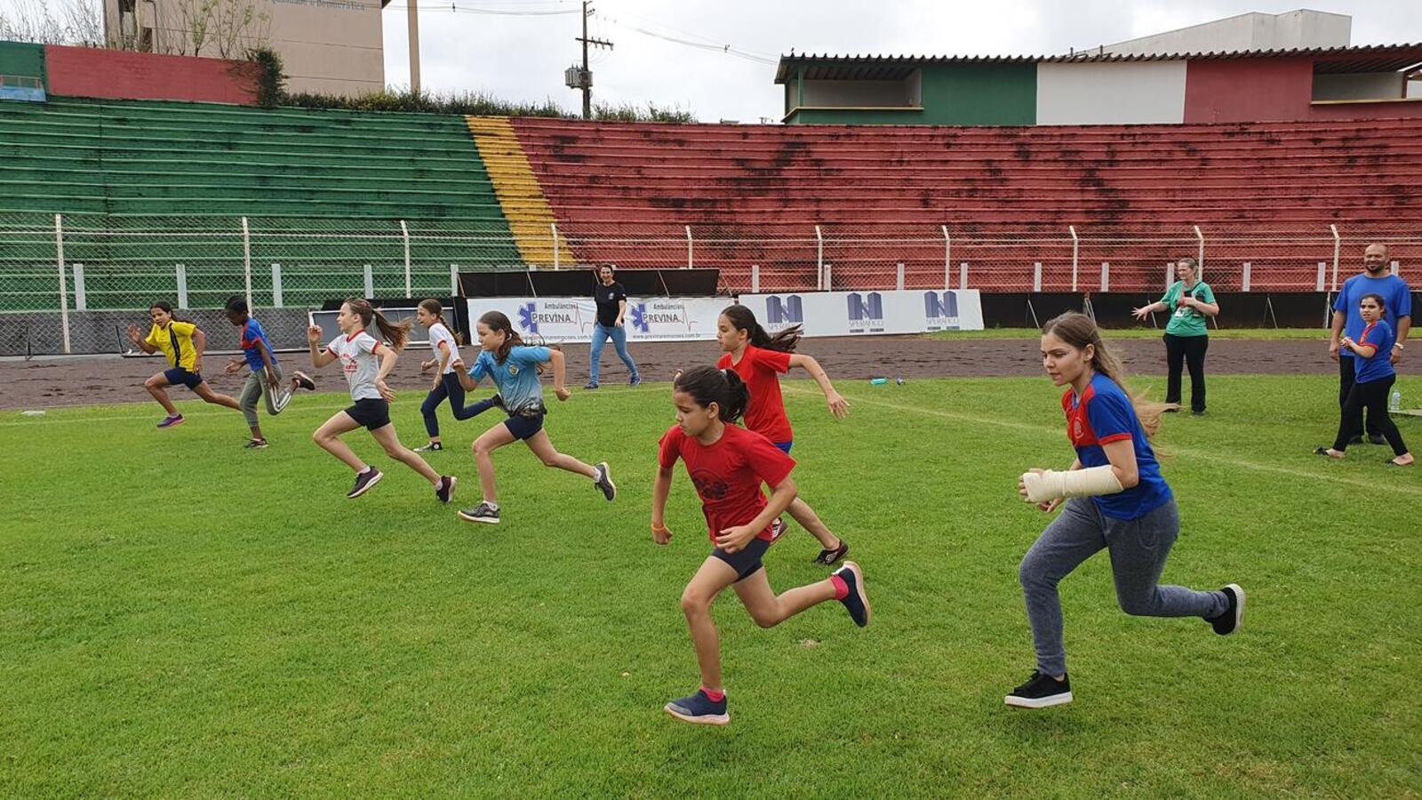 Estudantes do 5º ano participam de festival, que está tendo provas de atletismo no 14 de Dezembro e modalidades coletivas, semana que vem, na Unipar/câmpus 2