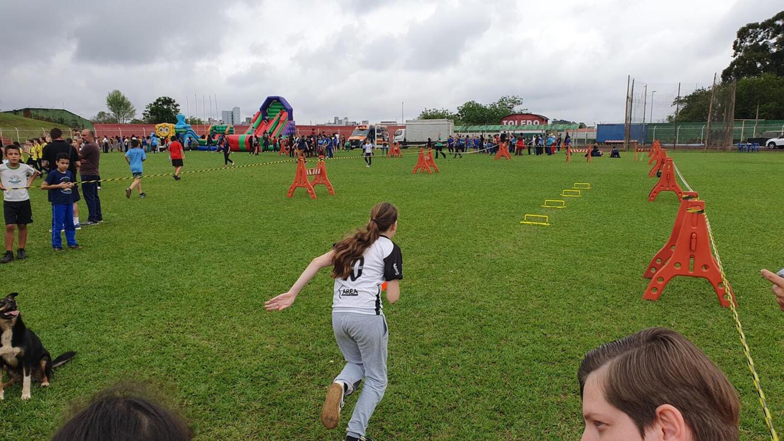Estudantes do 5º ano participam de festival, que está tendo provas de atletismo no 14 de Dezembro e modalidades coletivas, semana que vem, na Unipar/câmpus 2