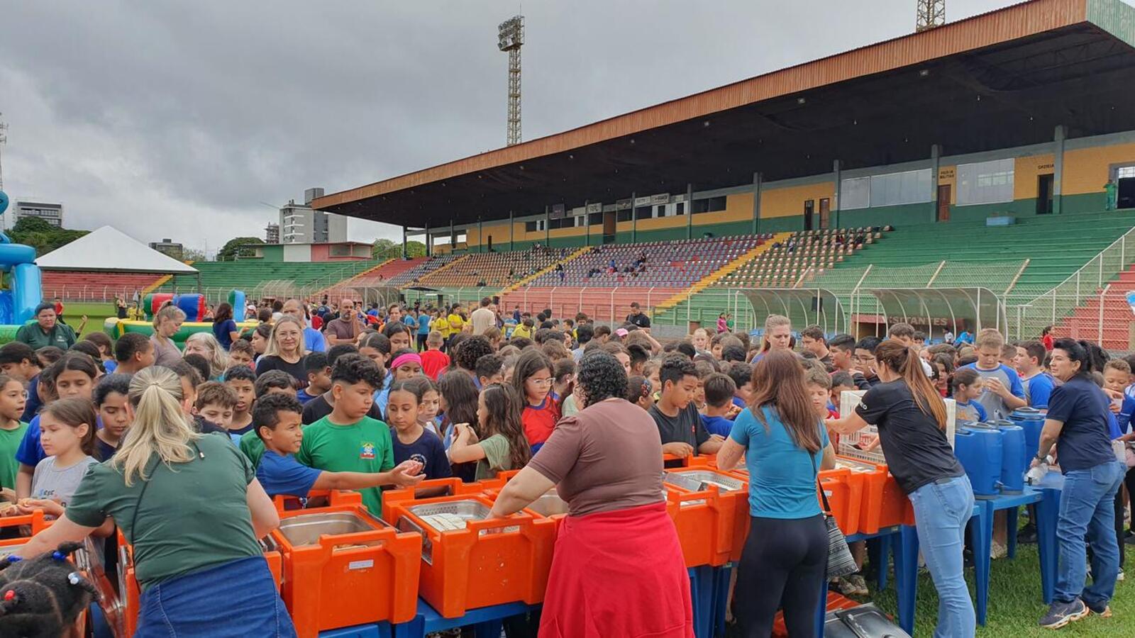 Estudantes do 5º ano participam de festival, que está tendo provas de atletismo no 14 de Dezembro e modalidades coletivas, semana que vem, na Unipar/câmpus 2