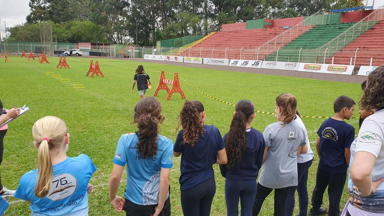 Estudantes do 5º ano participam de festival, que está tendo provas de atletismo no 14 de Dezembro e modalidades coletivas, semana que vem, na Unipar/câmpus 2