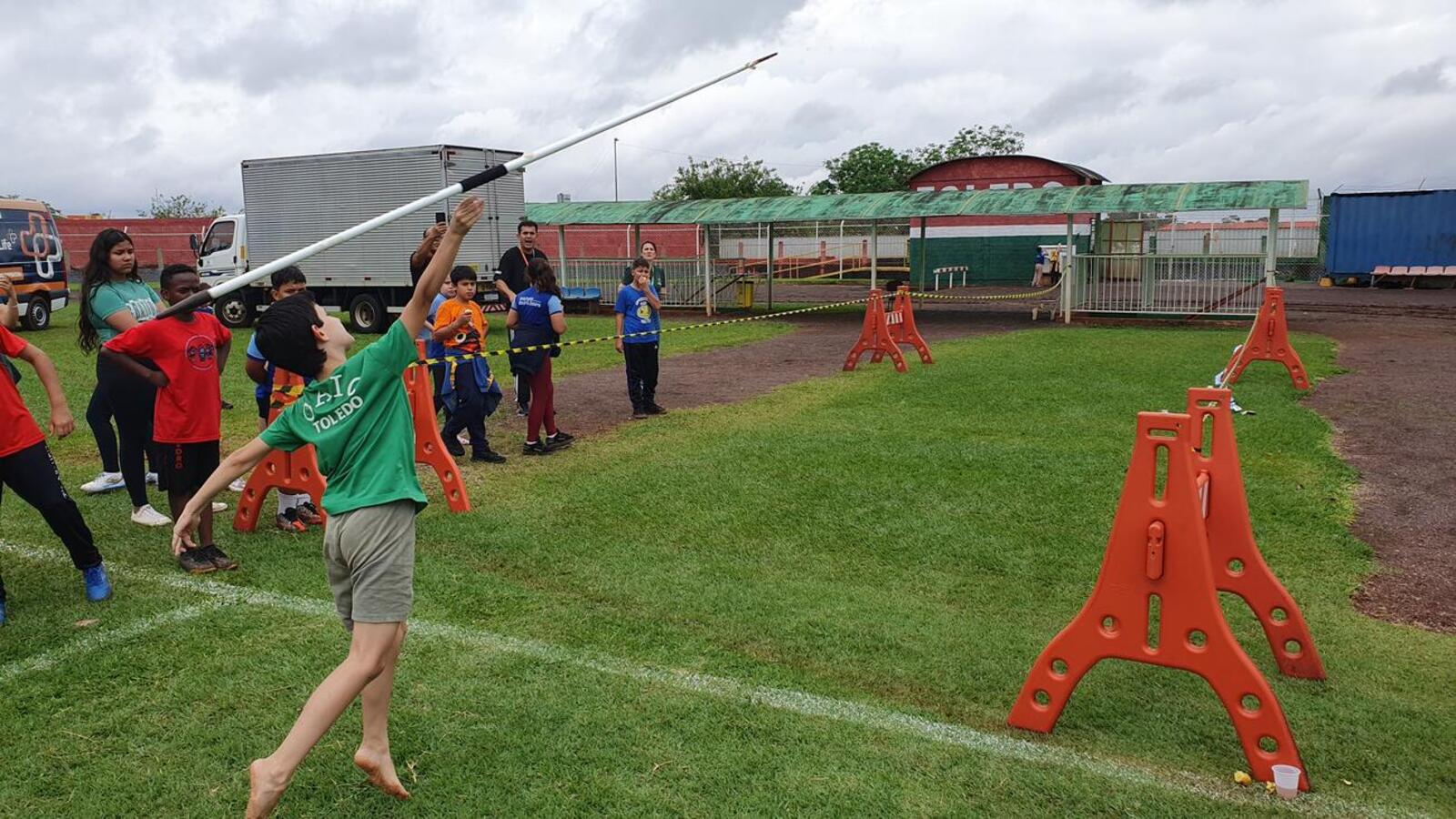 Estudantes do 5º ano participam de festival, que está tendo provas de atletismo no 14 de Dezembro e modalidades coletivas, semana que vem, na Unipar/câmpus 2