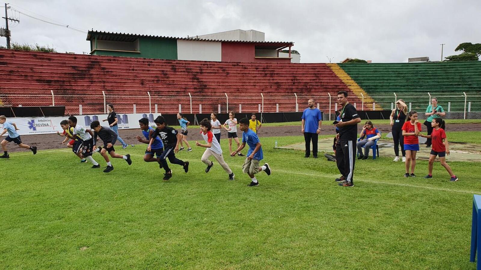 Estudantes do 5º ano participam de festival, que está tendo provas de atletismo no 14 de Dezembro e modalidades coletivas, semana que vem, na Unipar/câmpus 2