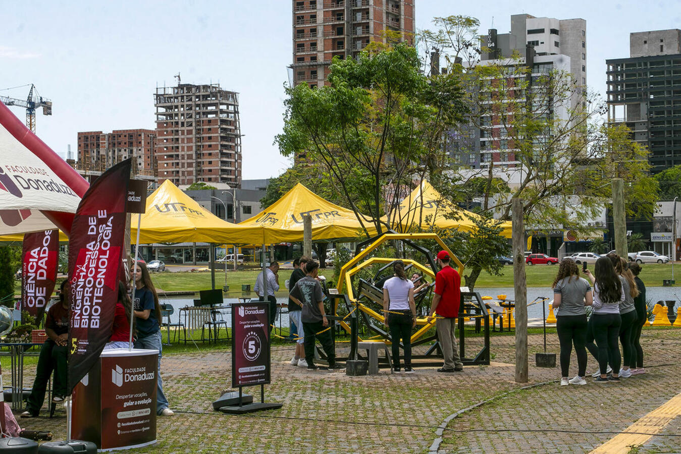 Iniciada na terça (6), programação do 2º Conecta Educação, Ciência e Inovação de Toledo atraiu cerca de 500 alunos da rede pública e privada no 3º dia de atividades