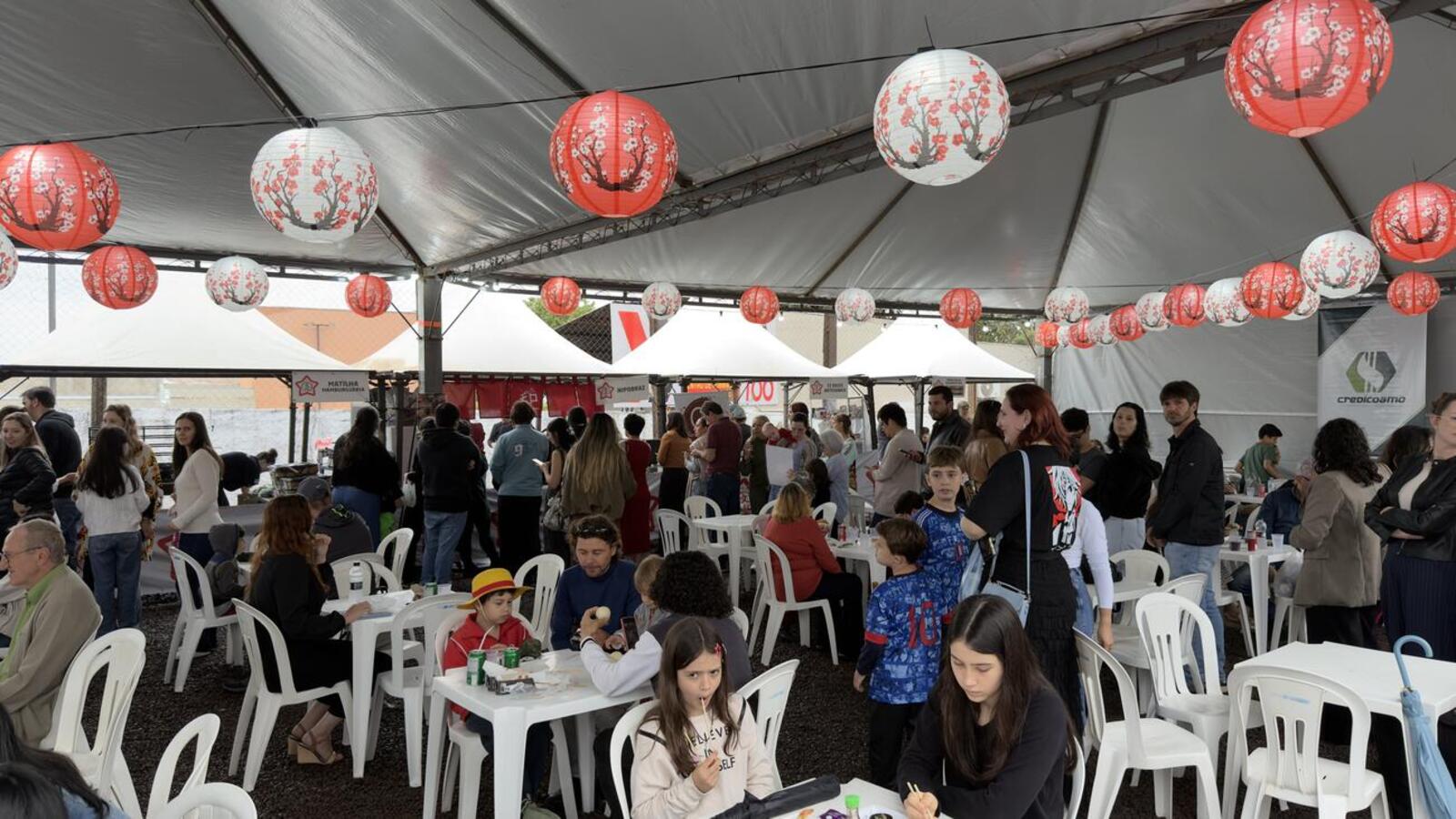 Festival realizado no último domingo (11), na Ceato, contou com apresentações artísticas, oficinas, demonstrações de artes marciais e gastronomia japonesa
