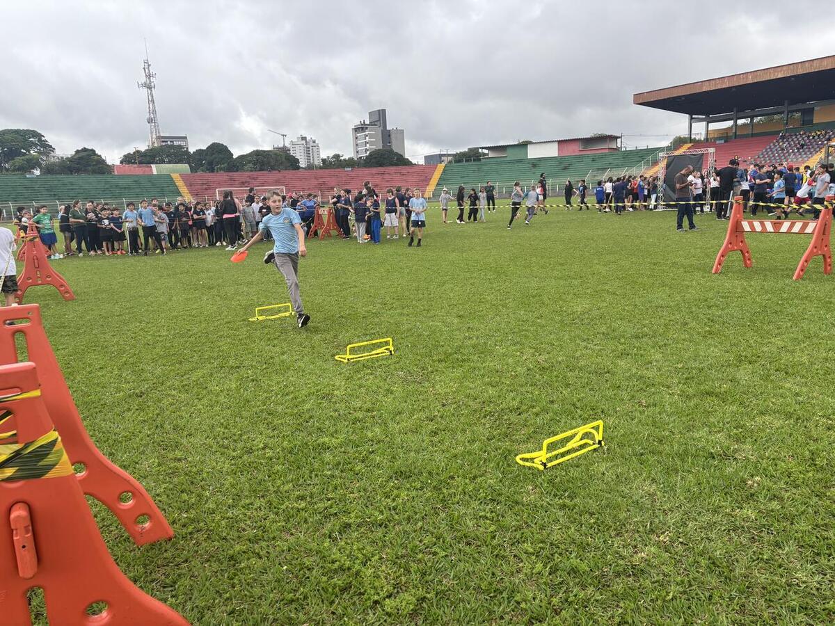 Estudantes do 5º ano participam de festival, que está tendo provas de atletismo no 14 de Dezembro e modalidades coletivas, semana que vem, na Unipar/câmpus 2