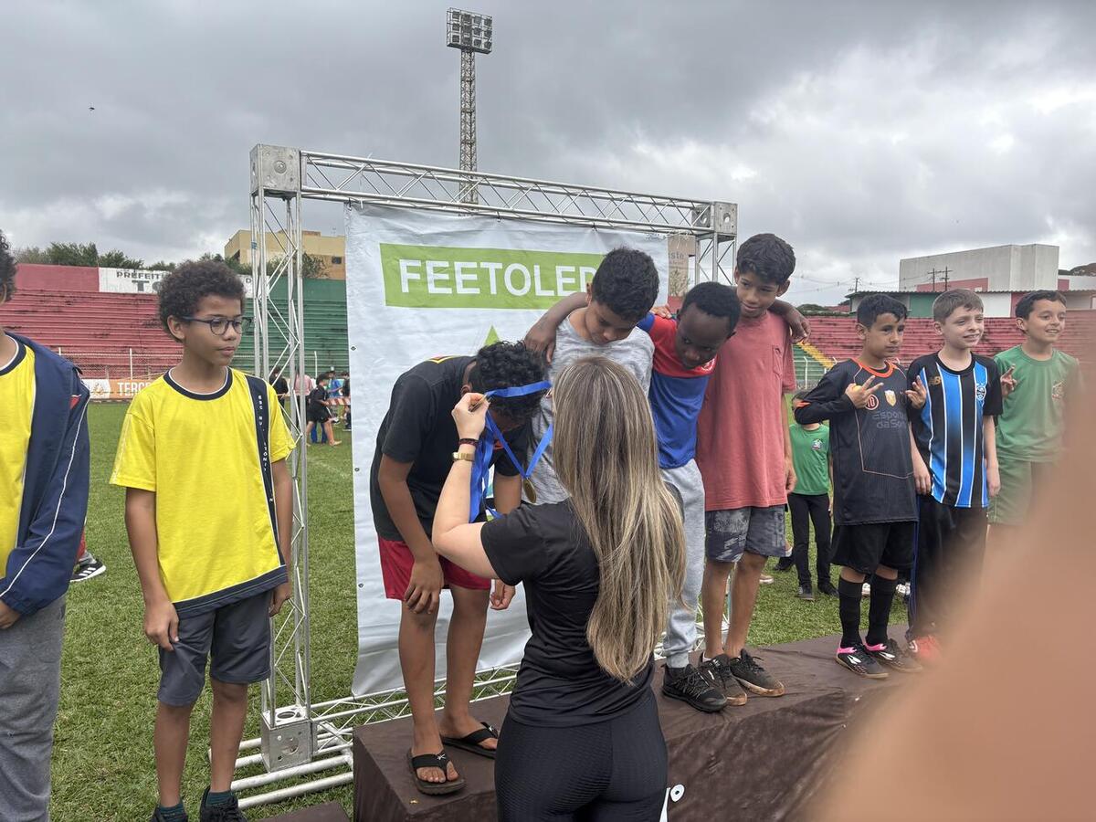 Estudantes do 5º ano participam de festival, que está tendo provas de atletismo no 14 de Dezembro e modalidades coletivas, semana que vem, na Unipar/câmpus 2