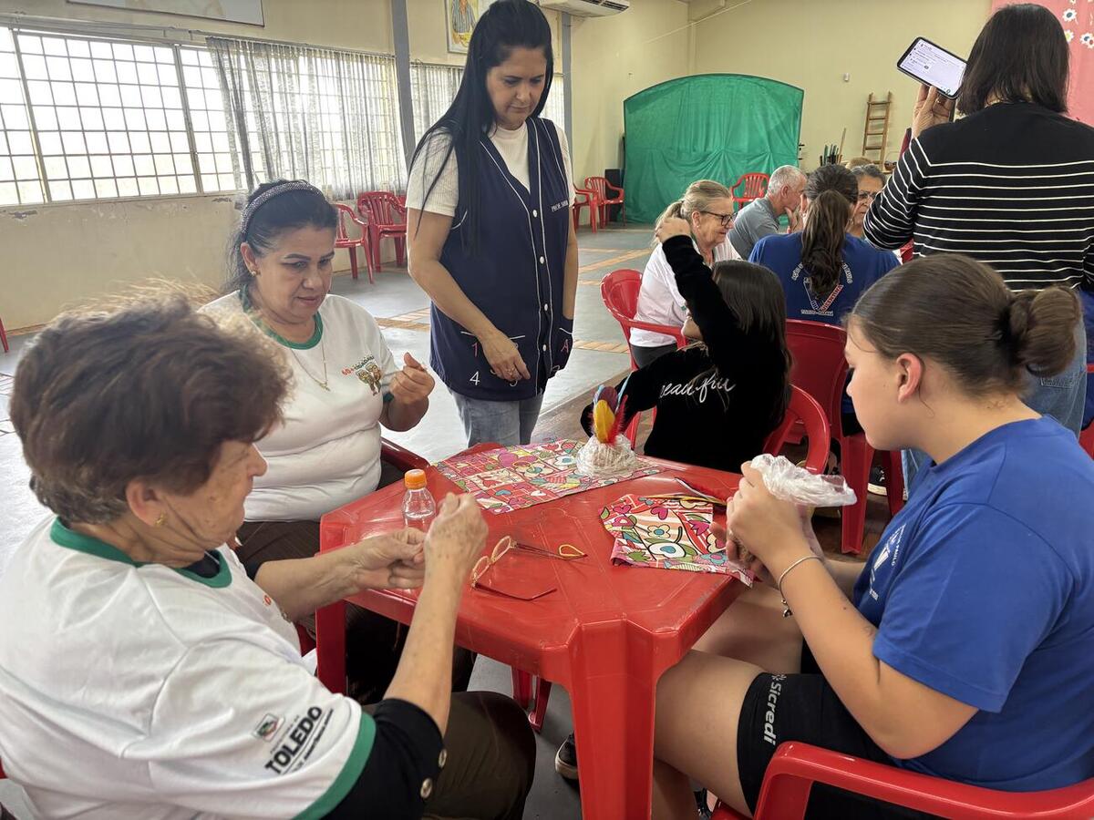 Oficina de confecção de petecas reuniu participantes no Certi Coopagro e no Certi Pioneiro; nova atividade está prevista para 9 de novembro