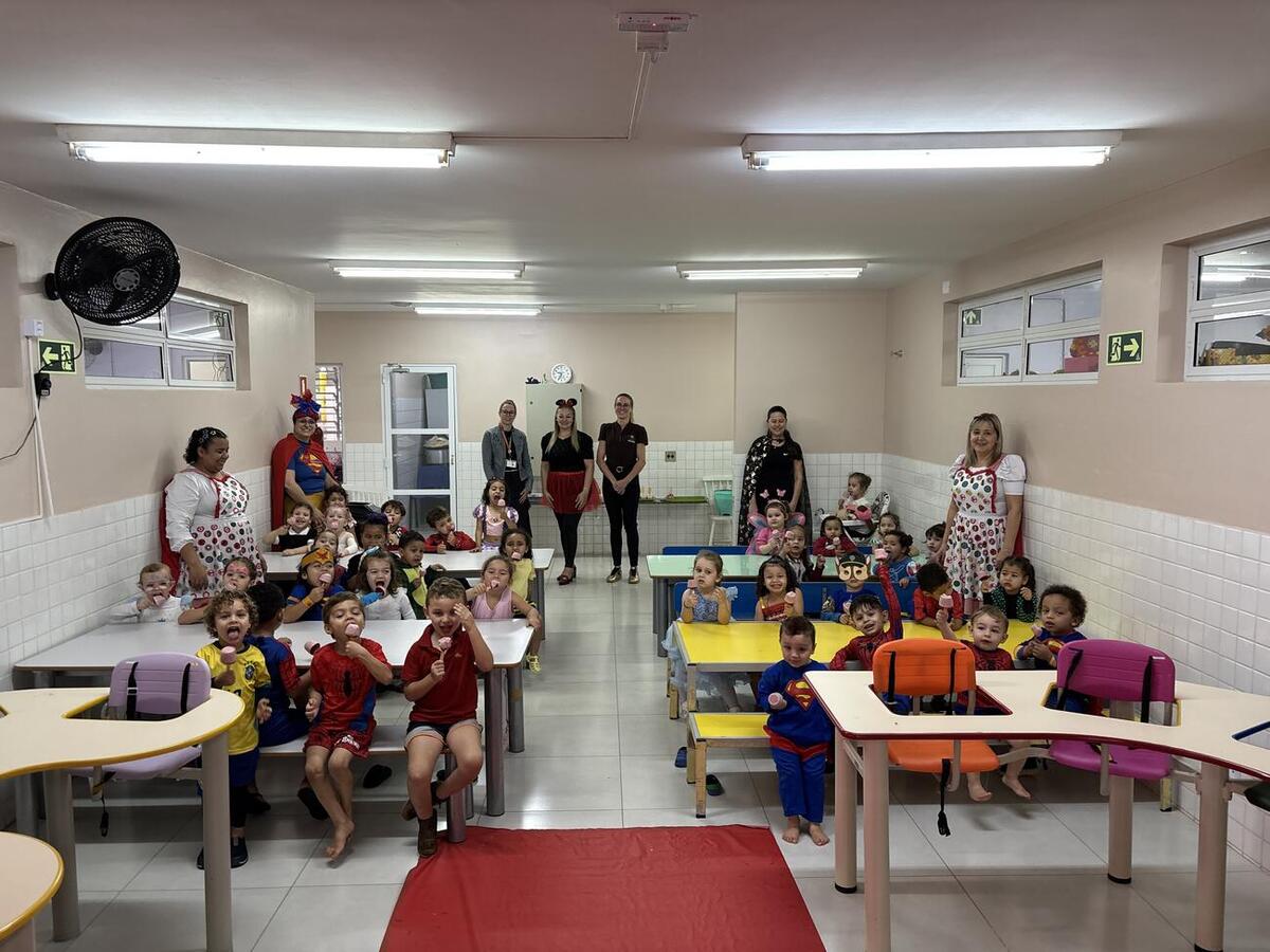 Ação da Secretaria Municipal da Educação incluiu mini pizzas e picolés para alunos das escolas e sorvete natural para crianças dos Cmeis