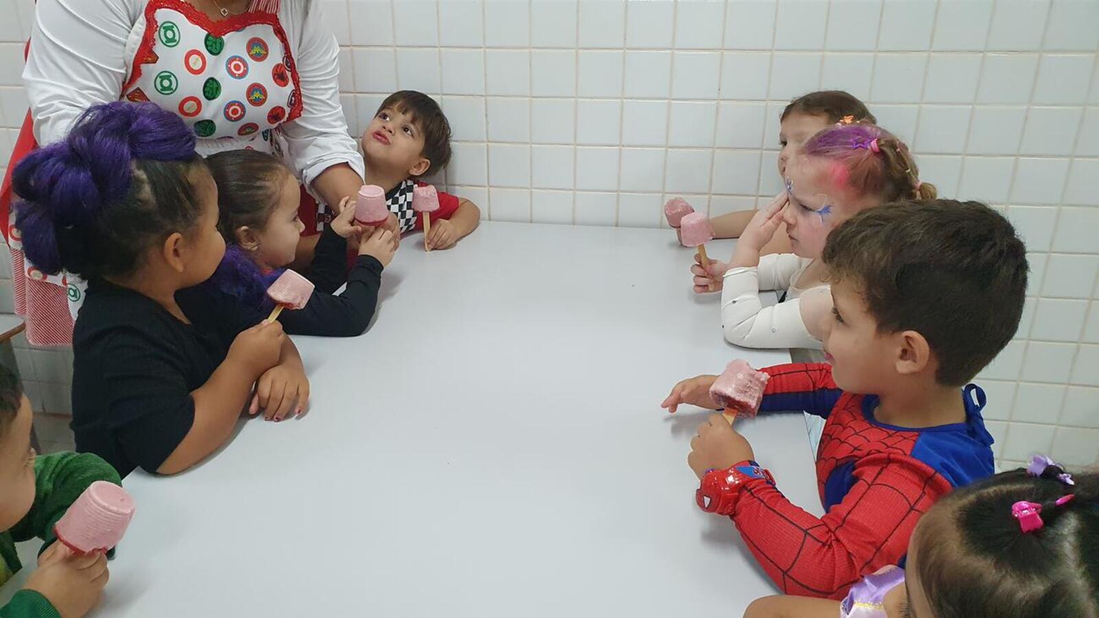 Ação da Secretaria Municipal da Educação incluiu mini pizzas e picolés para alunos das escolas e sorvete natural para crianças dos Cmeis