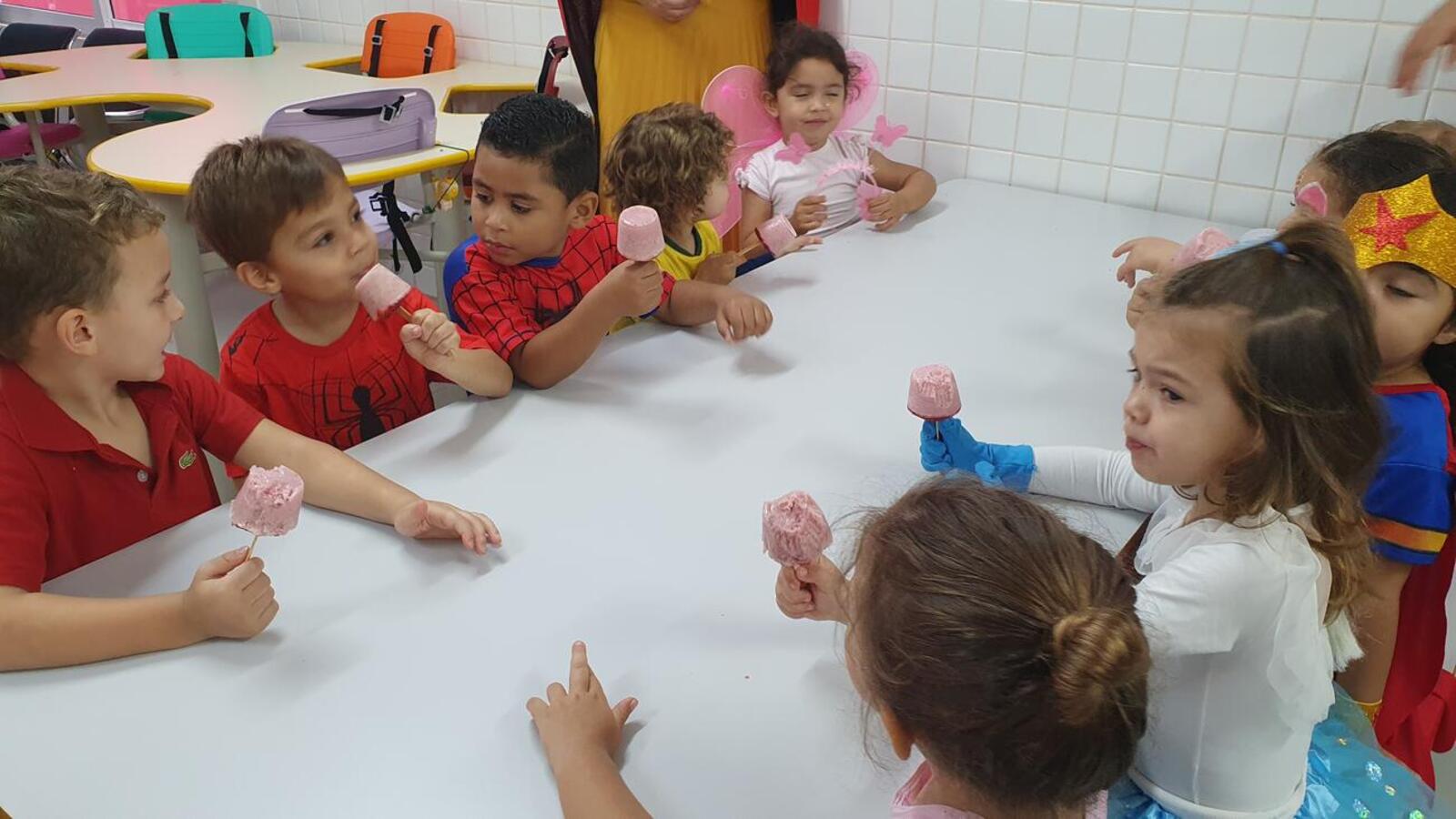 Ação da Secretaria Municipal da Educação incluiu mini pizzas e picolés para alunos das escolas e sorvete natural para crianças dos Cmeis