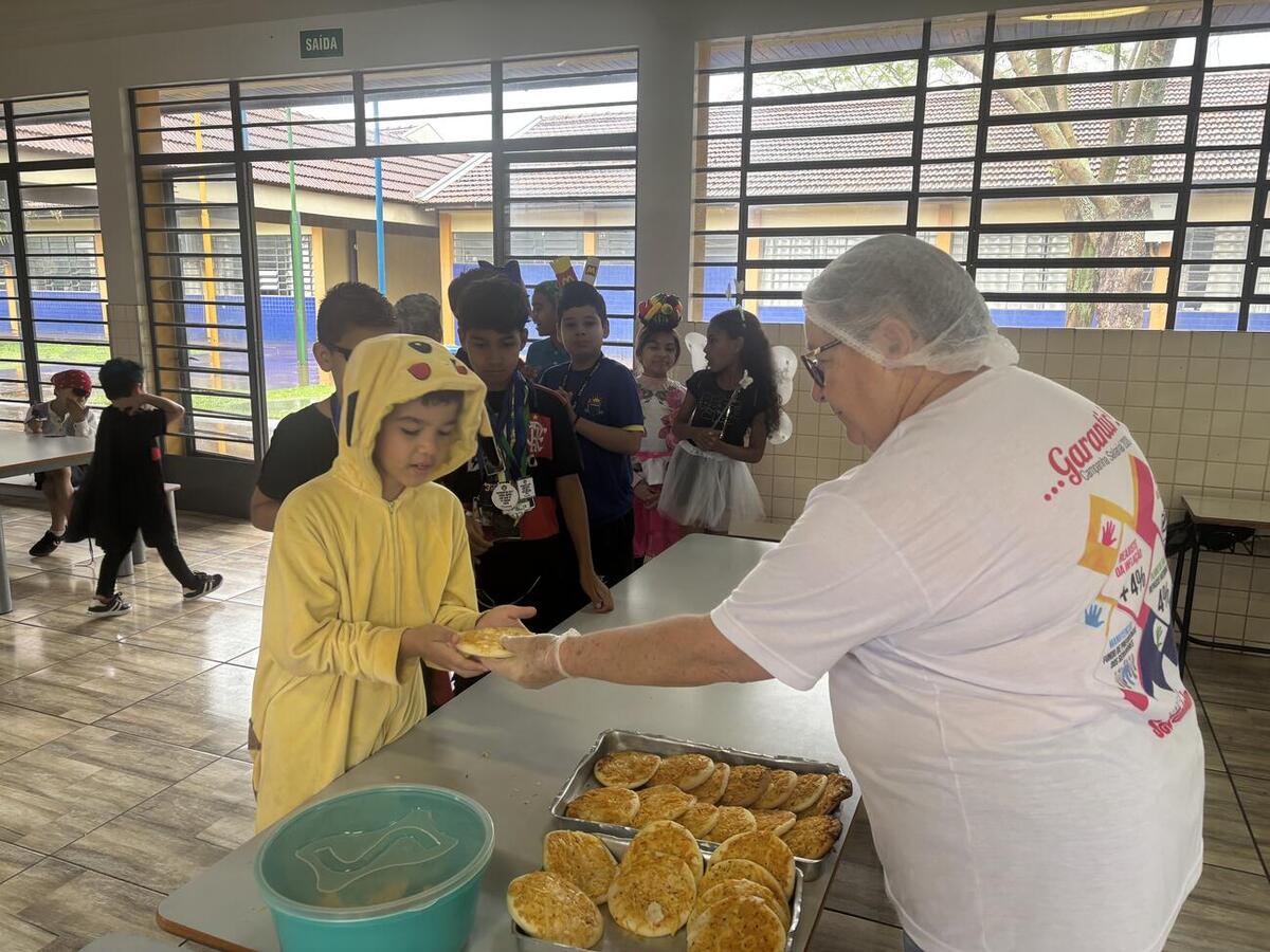 Ação da Secretaria Municipal da Educação incluiu mini pizzas e picolés para alunos das escolas e sorvete natural para crianças dos Cmeis