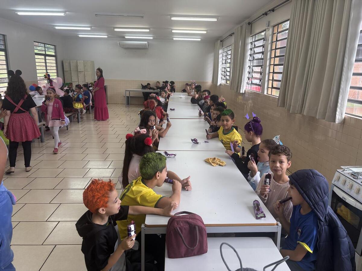 Ação da Secretaria Municipal da Educação incluiu mini pizzas e picolés para alunos das escolas e sorvete natural para crianças dos Cmeis