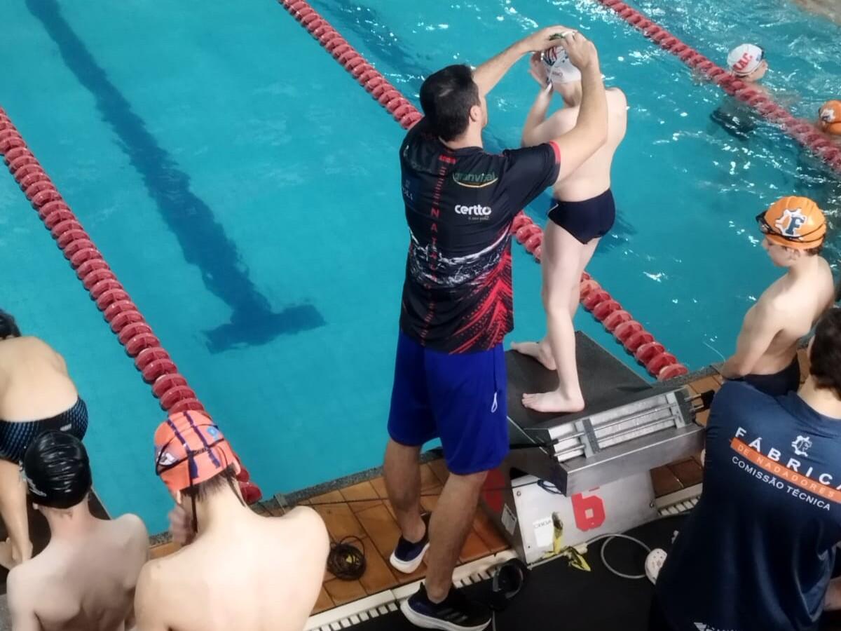 Atletas da Piscina Municipal Claus Fuchs/ATN/Smel participaram da competição em Cascavel e alcançaram índices para os Jogos da Juventude e Jogos Abertos