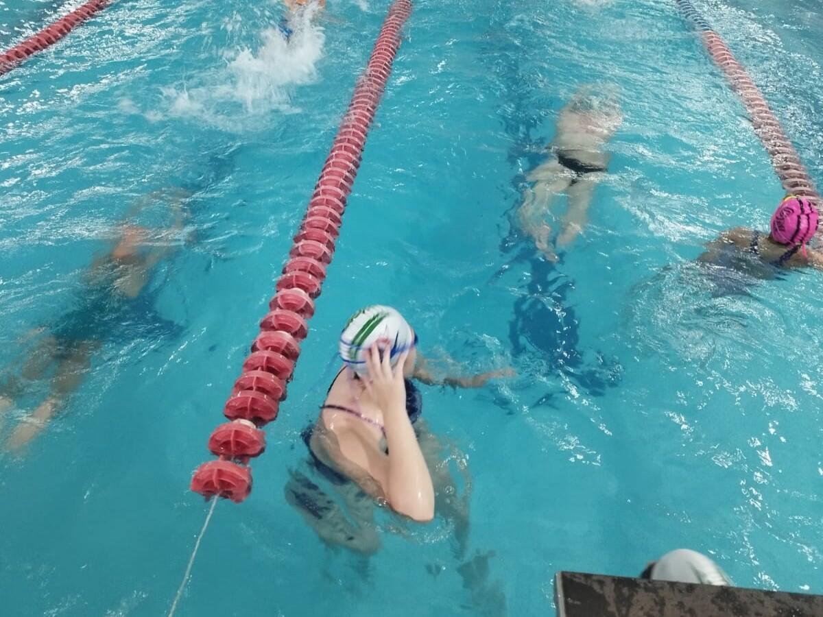 Atletas da Piscina Municipal Claus Fuchs/ATN/Smel participaram da competição em Cascavel e alcançaram índices para os Jogos da Juventude e Jogos Abertos