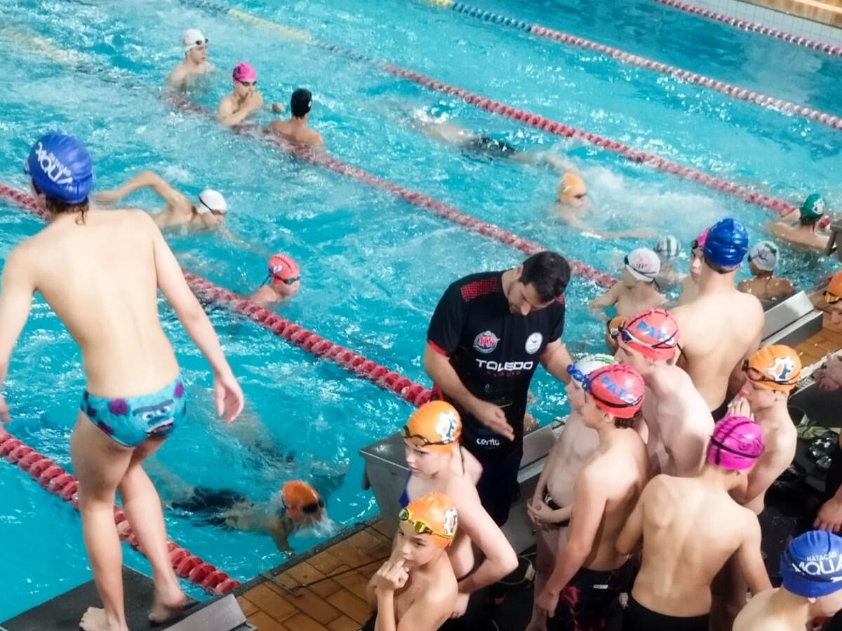 Atletas da Piscina Municipal Claus Fuchs/ATN/Smel participaram da competição em Cascavel e alcançaram índices para os Jogos da Juventude e Jogos Abertos