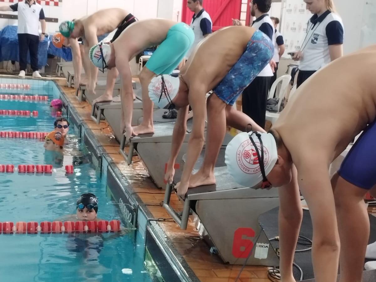Atletas da Piscina Municipal Claus Fuchs/ATN/Smel participaram da competição em Cascavel e alcançaram índices para os Jogos da Juventude e Jogos Abertos