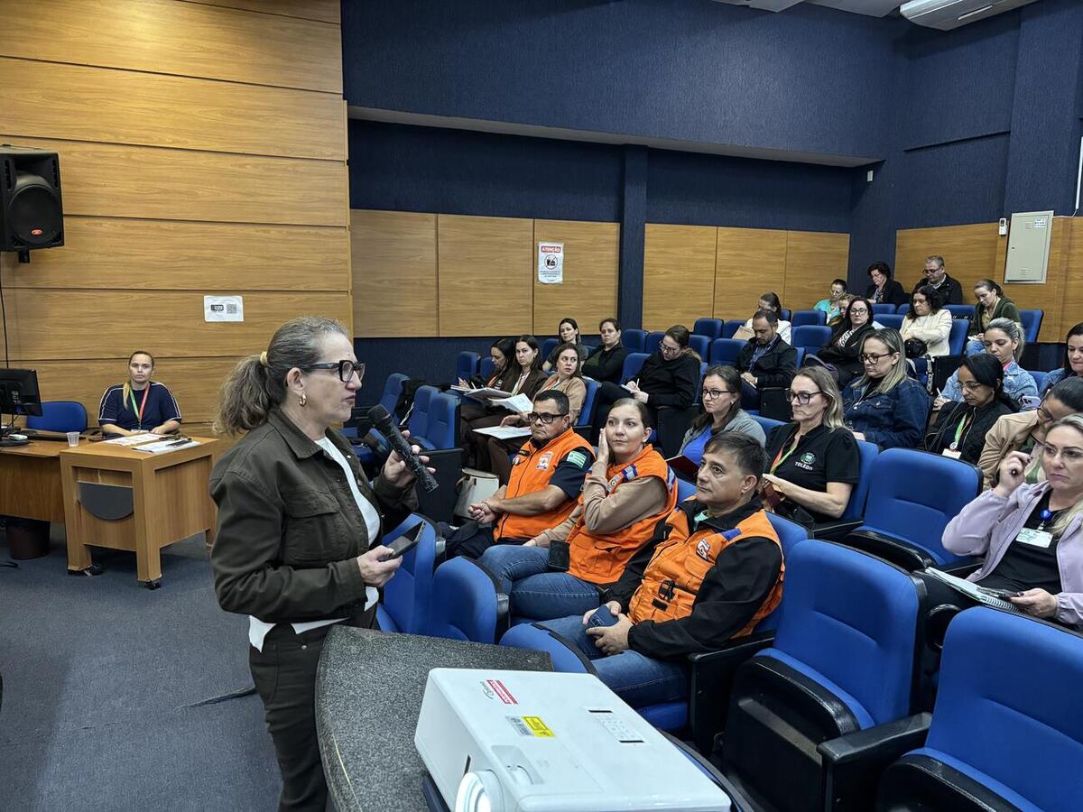 Reunião com a Defesa Civil orientou gestores sobre planos internos de contingência, rotas de evacuação e procedimentos de segurança