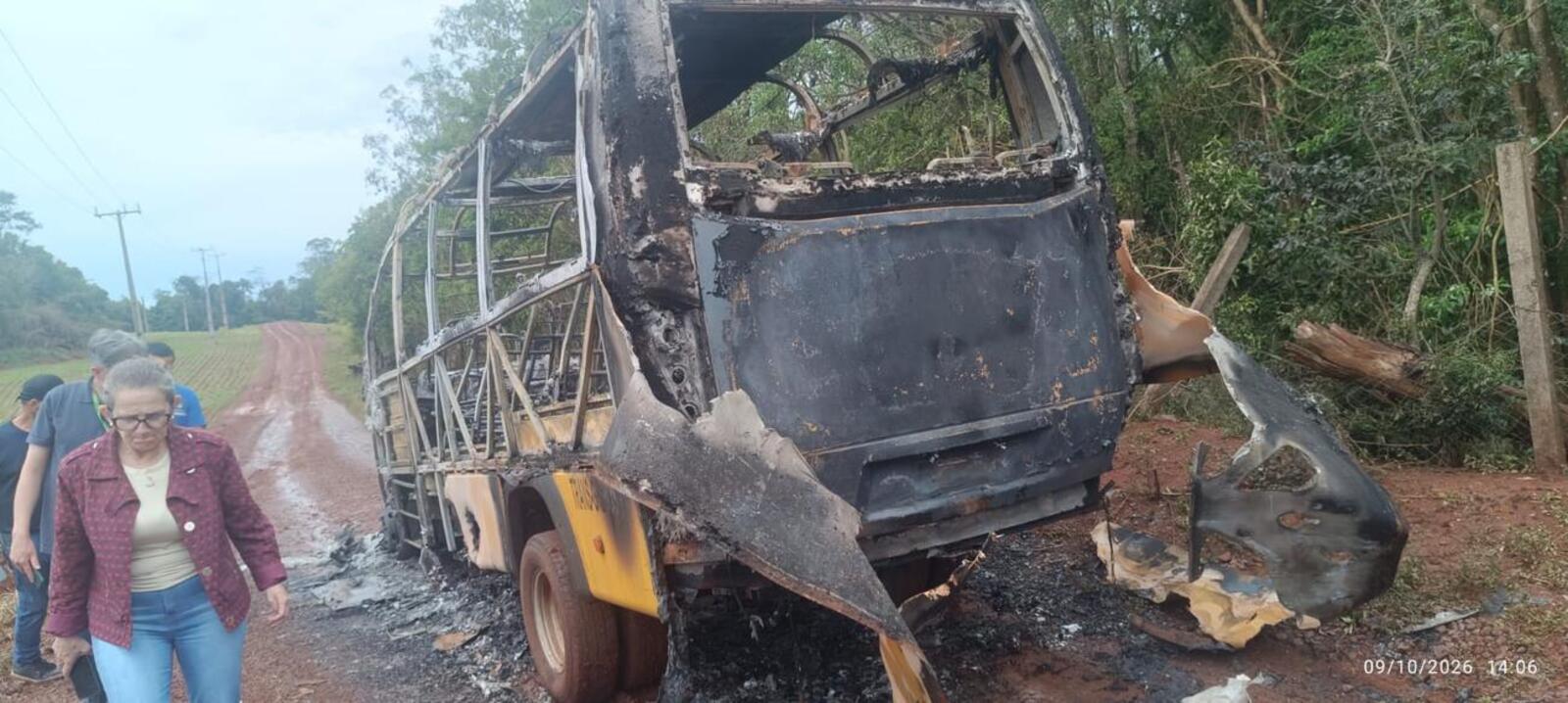Motorista e estudante conseguiram sair do veículo em segurança; causas do incidente na região de Novo Sobradinho serão apuradas