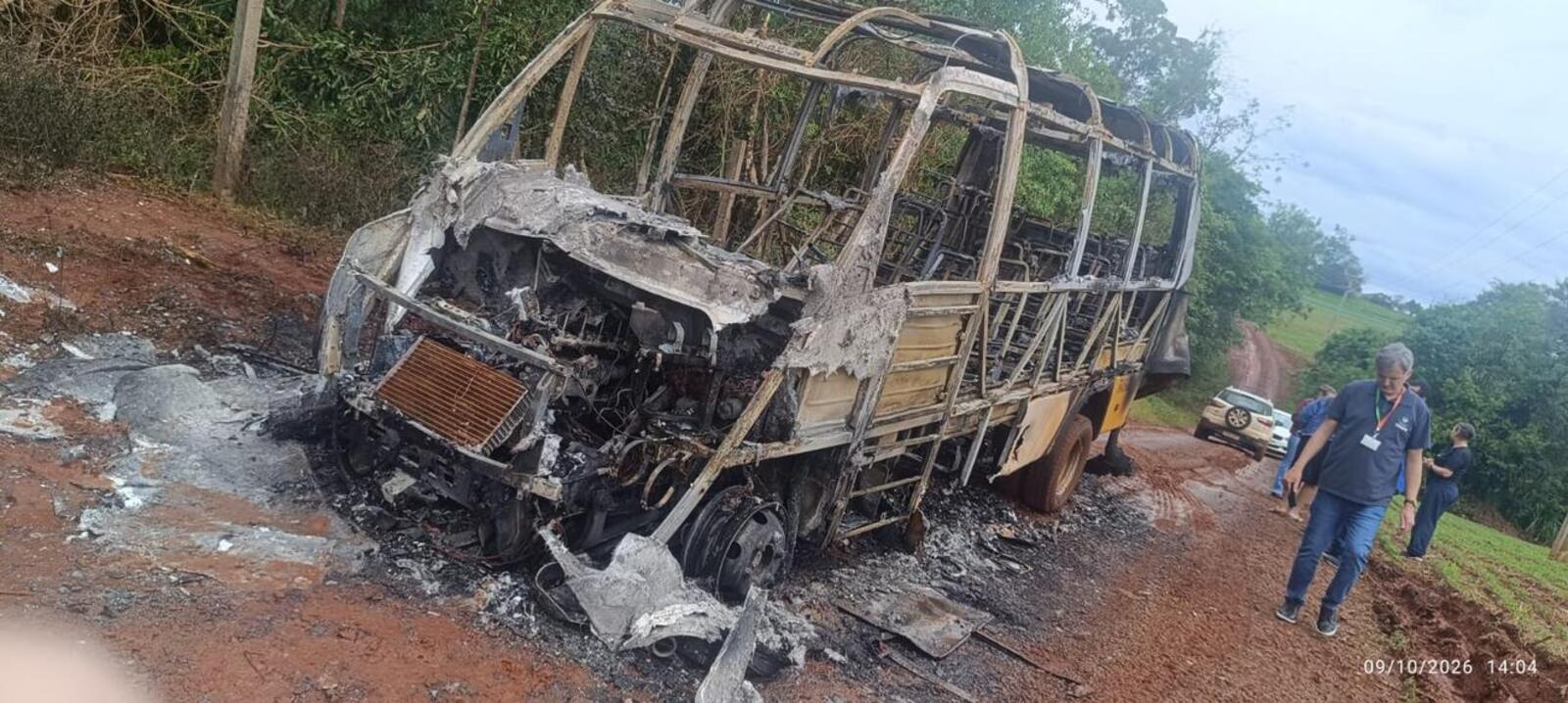 Motorista e estudante conseguiram sair do veículo em segurança; causas do incidente na região de Novo Sobradinho serão apuradas