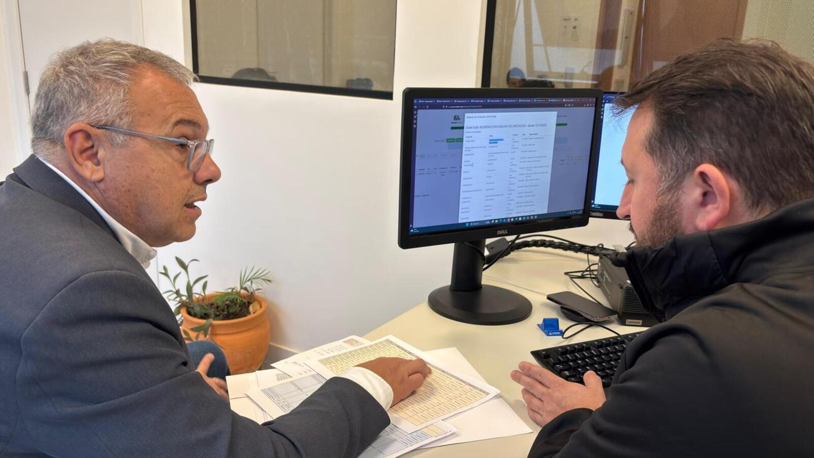 Na Secid, com o diretor geral Valdomiro Hrysay (Crédito: Márcio Pimentel/Secom)