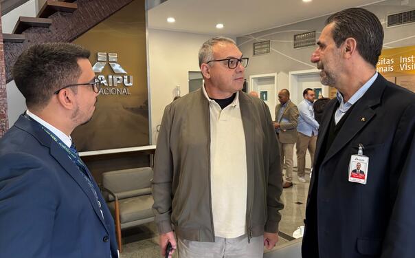 Costenaro com o diretor-presidente da Itaipu, Enio Verri, e Iggor Rocha, da administração (Crédito: Márcio Pimentel)