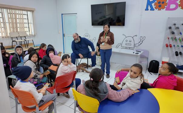 Com participação do Pitbull “Brutinhos”, programa leva conhecimento sobre castração, vacinação e abandono animal para crianças de primeiro a quinto ano