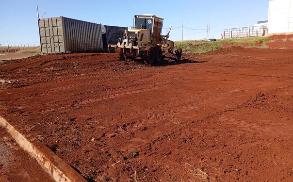 Fornecimento de pedras, terraplanagem e apoio a projetos integram política municipal de incentivo ao desenvolvimento econômico e à geração de empregos