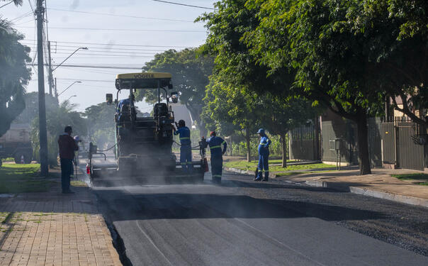 Previsto em contrato com valor de R$ 2.255.676,51, serviço executado pela Emdur teve início nesta semana e contemplará trechos de oito vias, um total de 27,2 mil m²