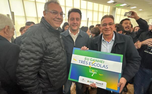 O governador Carlos Massa Ratinho Junior e o secretário da Educação, Roni Miranda, assinam nesta quarta-feira (24), o contrato do programa Mais Escolas Paraná