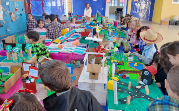 Durante os dias 7, 8 e 9 a Escola Municipal Carlos Friedrich realiza uma mostra de trabalhos para compartilhar as atividades desenvolvidas pelos estudantes e também para reforçar a importância da preservação do meio ambiente