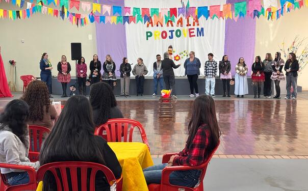 A Secretaria de Assistência Social realizou uma festa julina para a integração e socialização de jovens que participam dos serviços ofertados pela secretaria