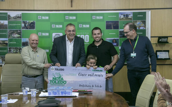 Ganhador do prêmio principal de junho recebeu cheque simbólico; próximo sorteio será realizado nesta terça-feira (15)