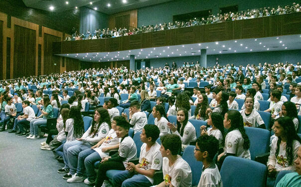 Formatura do Programa Educacional de Resistência às Drogas e à Violência realizada no Teatro Municipal, na manhã desta quarta (26), foi prestigiada por várias autoridades