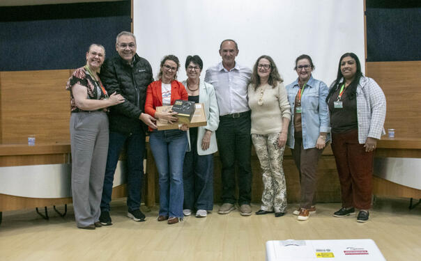 Encontro reuniu gestores das redes municipal, estadual e privada e teve entrega simbólica de equipamentos para 18 escolas municipais