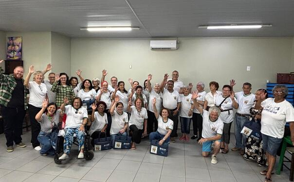 Iniciativa promove envelhecimento ativo, convivência e acesso a informações; formandos poderão atuar como monitores protagonistas nas próximas turmas