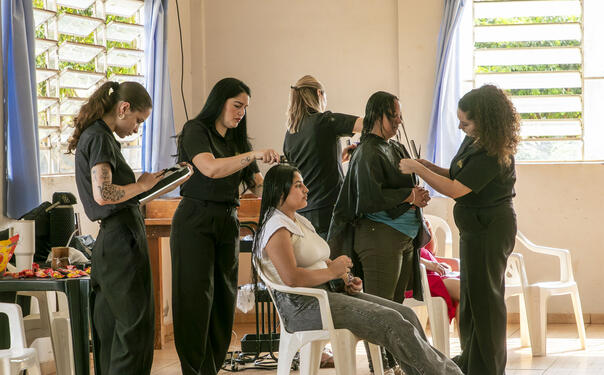 Atividade, nesta segunda-feira (21), reuniu mulheres do entorno da unidade para orientações de saúde e atendimentos gratuitos de beleza e bem-estar