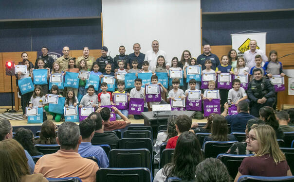 Reconhecimento a 39 alunos do 4º ano de 36 escolas municipais de Toledo ocorreu na manhã desta segunda-feira (21) em solenidade realizada no Auditório Acary Oliveira