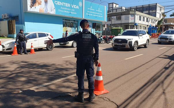 Ações orientaram condutores sobre segurança viária, uso do cinto, celular ao volante, velocidade e respeito aos ciclistas