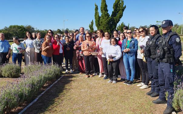 Ação reuniu participantes do Certi da Vila Pioneiro, do Conselho Municipal dos Direitos da Mulher, da Patrulha Maria da Penha e mulheres da comunidade em geral
