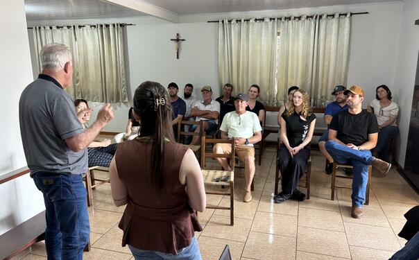 Encontro realizado em Cerro da Lola também abordou programas da Prefeitura e mudanças no Plano Safra
