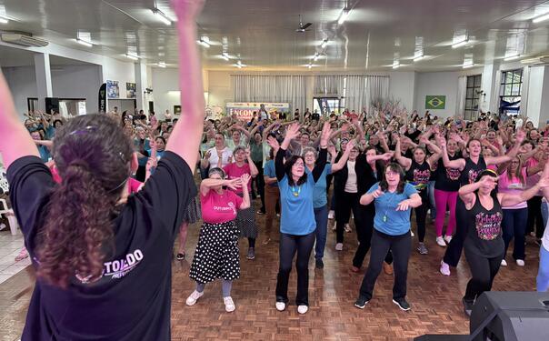 Evento promovido pela Secretaria da Mulher contou com atividades recreativas, apresentações culturais, feira de artesanato e arrecadação de alimentos
