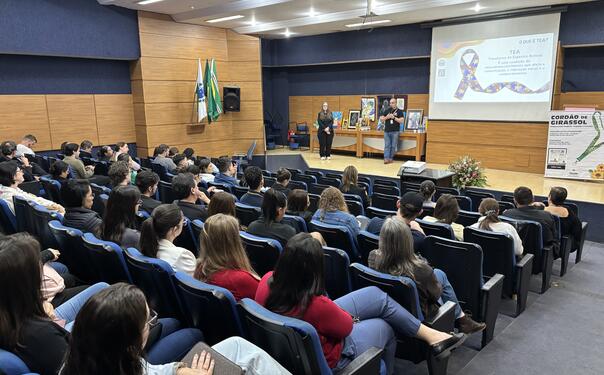 Atividade reuniu palestra, roda de conversa e contação de histórias para abordar o acolhimento e o respeito às diferenças