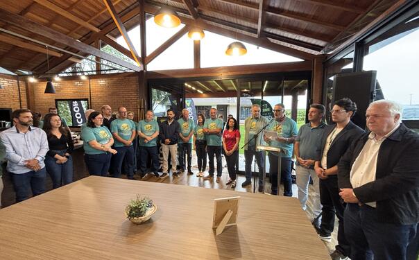 Iniciativa busca facilitar a localização das propriedades e ampliar a divulgação dos atrativos do interior; evento também marcou a assinatura de três leis municipais relacionadas ao turismo