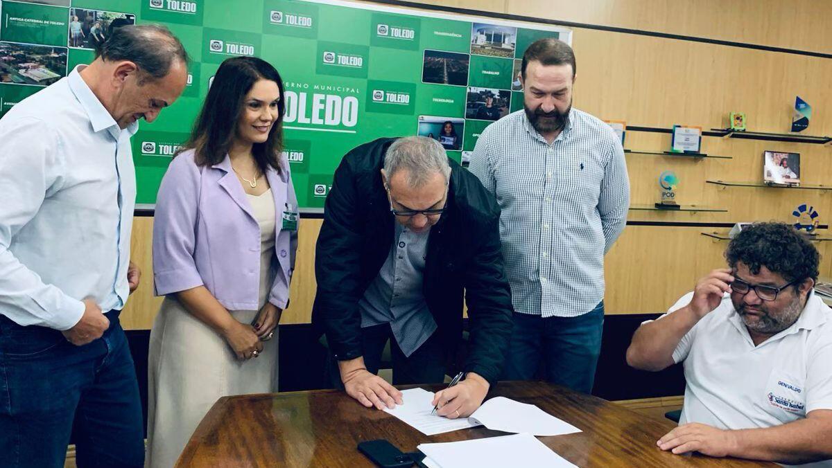 Prefeito assinando a sansão