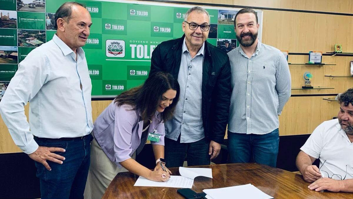Nossa secretária assinando a sansão