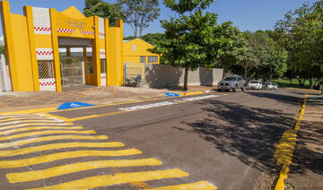 A volta às aulas em cinco estabelecimentos de ensino, de três bairros de Toledo, será de mudanças viárias em seu entorno. Equipes do Departamento de Trânsito e Rodoviário (Deptrans), da Secretaria de Segurança e Mobilidade Urbana (SSMU), estão trabalhando a todo vapor para que as alterações sejam concluídas até sexta-feira (2). Segundo o engenheiro de tráfego do Deptrans, Fabiano Faria, as mudanças entram em vigor assim que os trabalhos forem encerrados nestes locais. “Nosso objetivo é dar tempo para as pes