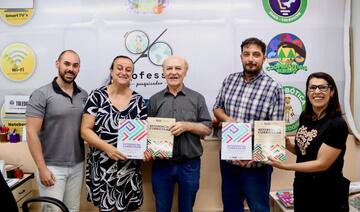 A Secretaria Municipal da Educação (Smed) realizou, nesta segunda-feira (18), a entrega oficial de exemplares do Referencial Curricular Próprio do Sistema Municipal de Ensino de Toledo ao integrante do Conselho Estadual da Educação (CEE/PR), Flávio Scherer. O conselheiro recebeu os dois volumes do documento, um voltado para a Educação Infantil e outro para o Ensino Fundamental/Anos Iniciais (1º ao 5º ano).  Durante a entrega, a secretária da Educação, Marli Gonçalves Costa, ressaltou a importância da colabo