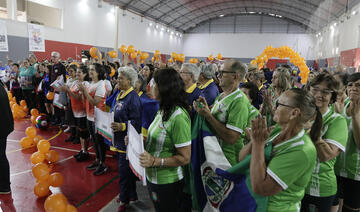 Mais de 320 atletas participam de competições em cinco modalidades diferentes, todas adaptadas para competidores com mais de 60 anos