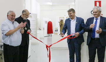 Com o título “Ontem, hoje e sempre”, a mostra apresenta elementos que marcaram os 65 anos da Diocese de Toledo; vernissage ocorreu na noite de segunda-feira (10)